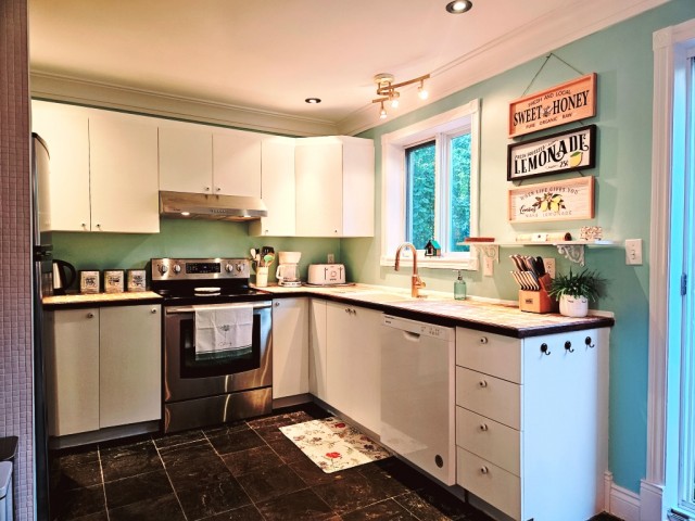 Longueuil  3 b. $110/day. Apartment for rent in Longueuil