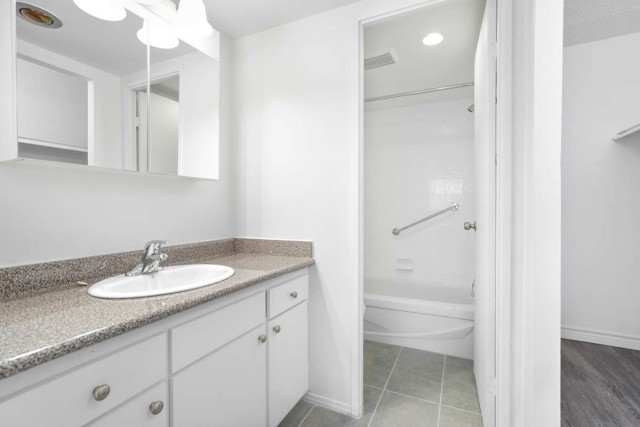 Pointe-Claire Apartment 2 b. $2,095/month. Apartment for rent in Pointe-Claire