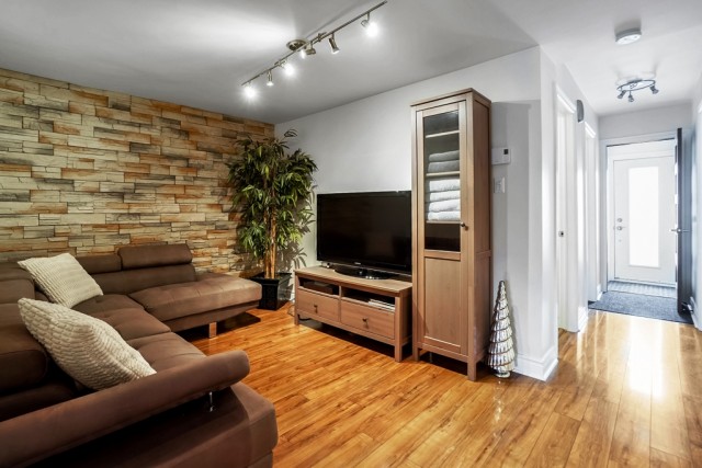 Ville-Emard and Cote-St-Paul  4+ b. $110/day. Apartment for rent in Ville-Emard and Cote-St-Paul